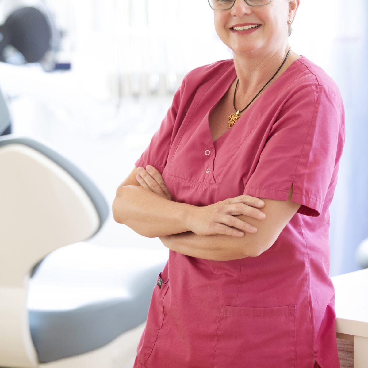 Dr. Brigitte Mösch in ihrem Behandlungszimmer der Zahnarztpraxis Ulm